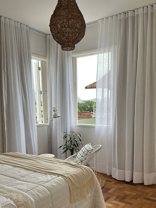 Para Trilho Duplo: 240 cm x 300 cm - Linho Gaze Branco com Forro Blackout Gelo · Camila Ferreira