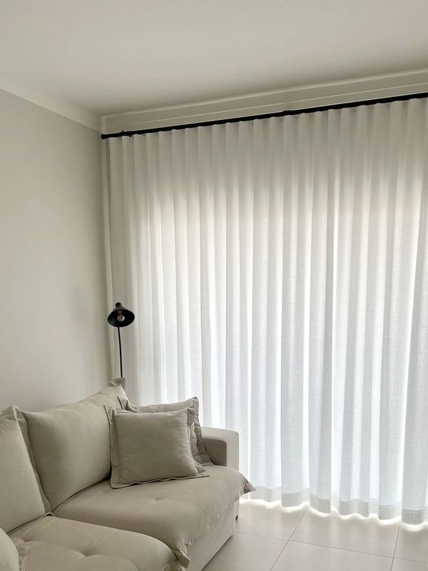 Para Trilho Simples: 270 cm x 260 cm - Linho Gaze Branco com Forro de Microfibra · Cezar