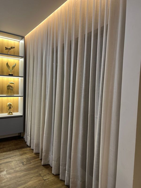 Para Trilho Simples - 320cm x 267cm - Linho Gaze Areia com Microfibra Branca · Larissa Arcantes