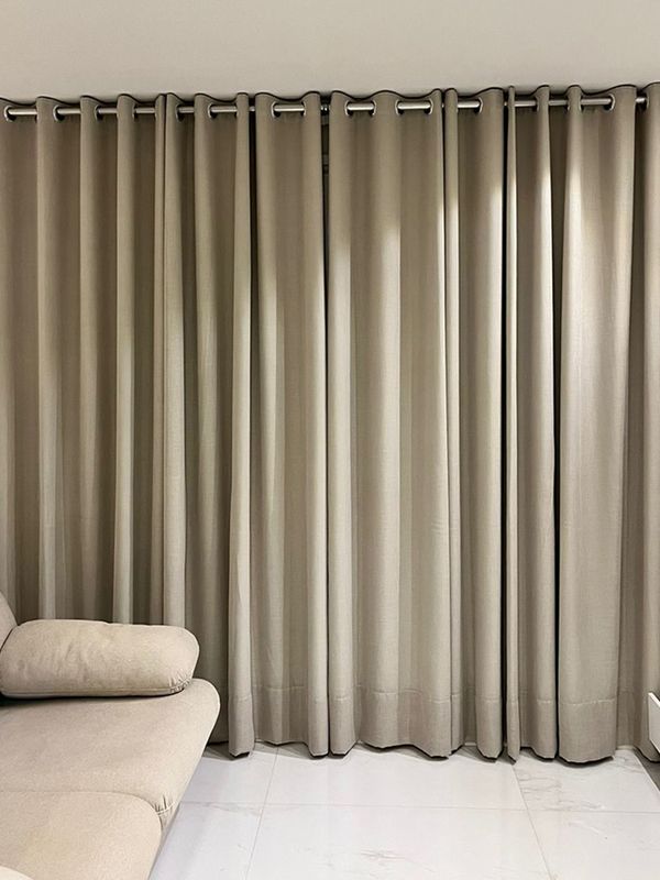 Cortina de Ilhós - 300cm x 236cm - Linho Gaze Areia com Forro Blackout Marfim · Tamara