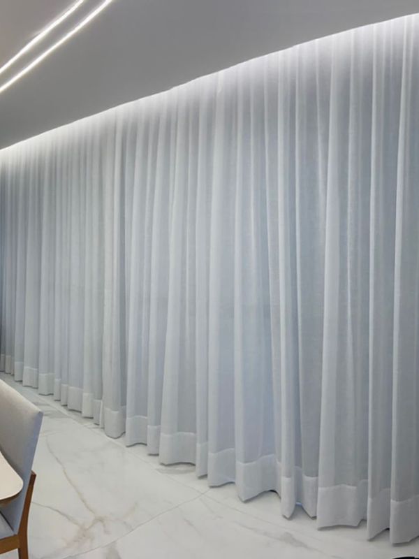Para Trilho Simples: 499 cm x 264 cm - Linho Gaze Branco com Forro Blackout Gelo · Fernanda Toniolo