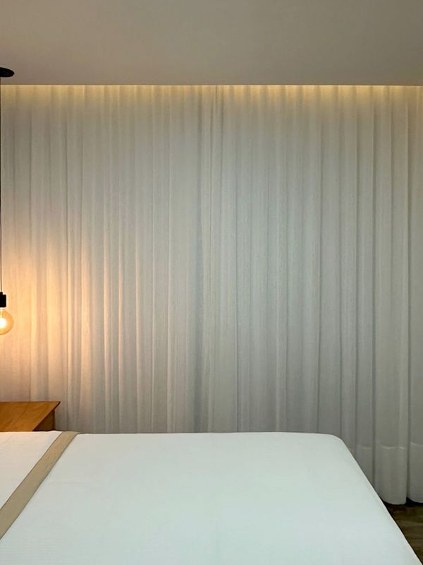 Para Trilho Simples: 270 cm x 260 cm - Linho Gaze Branco com Forro de Microfibra · Monica Oliveira