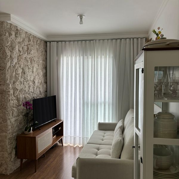 Cortina instalada na casa de Giane Voltarelli
